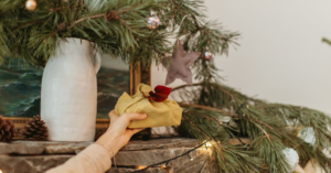 découvrez l'art du furoshiki, la technique japonaise de pliage et d'emballage qui allie tradition et écologie. apprenez à créer des sachets, emballages cadeaux et accessoires avec un simple morceau de tissu, tout en préservant l'environnement.