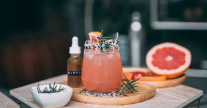 découvrez le pomelo, un agrume juteux et rafraîchissant aux saveurs délicates. apprenez ses bienfaits pour la santé, ses variétés et comment l'intégrer dans vos recettes pour apporter une touche d'exotisme à votre cuisine.