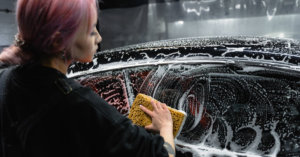 découvrez l'éponge konjac, un accessoire naturel pour le soin de la peau. idéale pour un nettoyage en douceur et un gommage relaxant, elle convient à tous les types de peau. apportez une touche d'éclat à votre routine beauté avec cette éponge 100% biodegradable.