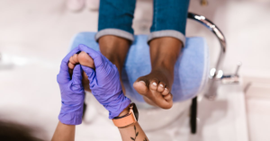 découvrez les bienfaits de la réflexologie, une thérapie douce qui stimule les zones réflexes des pieds et des mains pour favoriser la détente, soulager le stress et améliorer votre bien-être général. explorez cette méthode naturelle pour équilibrer votre corps et retrouver votre vitalité.