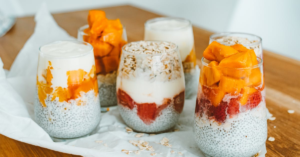 découvrez notre délicieux chia pudding, un dessert sain et nutritif à base de graines de chia. facile à préparer, ce délice crémeux est parfait pour un petit-déjeuner rassasiant ou un en-cas léger. ajoutez vos fruits préférés et savourez une explosion de saveurs et de bienfaits pour la santé !