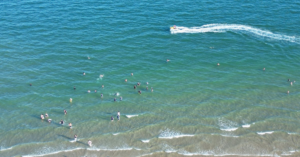 découvrez le monde fascinant des ondes électromagnétiques : leur définition, leurs propriétés, et leur impact dans notre vie quotidienne, des télécommunications à la médecine. apprenez comment ces ondes transportent des informations et énergie à travers l'espace.