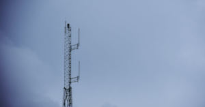 découvrez les principes fondamentaux de l'électromagnétisme, une branche essentielle de la physique qui explore les interactions entre l'électricité et le magnétisme. apprenez comment ces forces influencent notre quotidien, des technologies modernes aux phénomènes naturels.