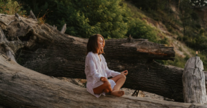 découvrez les bienfaits du grounding, une pratique reconnectant le corps à la terre pour améliorer votre bien-être physique et mental. explorez ses effets apaisants et revitalisants et intégrez cette méthode simple dans votre quotidien.