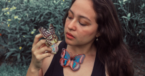 découvrez la signification profonde des papillons dans différentes cultures. explorez comment ces créatures délicates symbolisent la transformation, la beauté et l'éveil spirituel à travers le monde.