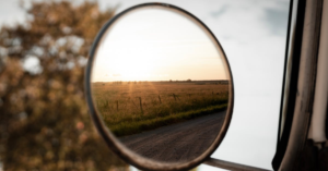 découvrez le phénomène des heures miroirs, où des heures identiques se reflètent sur votre horloge. apprenez leur signification spirituelle et les messages cachés qu'elles pourraient révéler dans votre vie quotidienne.