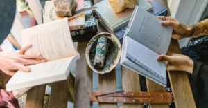 découvrez l'univers fascinant de la numérologie, une science ancienne qui explore la signification des nombres et leur influence sur votre vie. apprenez à déchiffrer votre chemin de vie, à comprendre votre personnalité et à révéler les opportunités cachées grâce aux chiffres.