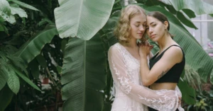 découvrez des conseils et des plateformes dédiées pour faciliter les rencontres lesbiennes en ligne. trouvez l'amour ou l'amitié en toute sécurité et authenticité sur des sites de dating adaptés à la communauté lgbtq+.