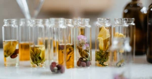 découvrez la teinture spagyrique, une préparation naturelle issue de l'alchimie, réputée pour optimiser les bienfaits des plantes grâce à un processus unique d'extraction et de purification. idéale pour soutenir votre bien-être de façon holistique.