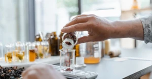 découvrez la préparation des teintures spagyriques, une méthode traditionnelle alliant alchimie et phytothérapie pour extraire les principes actifs des plantes.