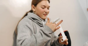 découvrez la préparation d'une teinture spagyrique pour améliorer la concentration, alliant méthodes traditionnelles et bienfaits naturels pour stimuler votre esprit.