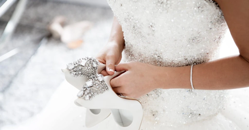 découvrez notre collection élégante de robes de mariée pour sublimer votre jour spécial avec style et grâce.