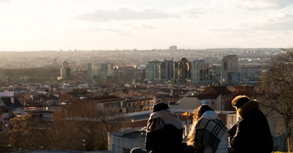 découvrez la triplette de belleville, une spécialité culinaire incontournable alliant saveurs traditionnelles et atmosphère conviviale du quartier de belleville à paris.