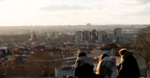 découvrez la triplette de belleville, une spécialité culinaire incontournable alliant saveurs traditionnelles et atmosphère conviviale du quartier de belleville à paris.