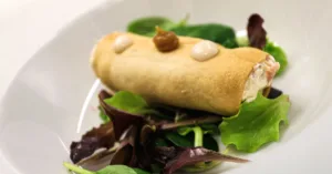 découvrez la gastronomie normande, un voyage culinaire riche en saveurs avec des produits locaux authentiques et des recettes traditionnelles.