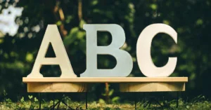découvrez l'importance de l'alphabétisation précoce pour le développement des compétences en lecture et écriture dès le plus jeune âge.